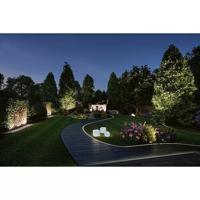 Paulmann Plug & Shine Basis-Set LED-Bodeneinbauleuchte Smart Home Zigbee - 3,6 W, Silber, Ø x H: 9,8 x 9,2 cm, Per App steuerbar, IP65 - Beleuchteter Gartenweg bei Nacht mit leuchtenden LED-Streifen entlang des Weges und dekorativen Leuchtwürfeln/-kugeln auf dem Rasen.