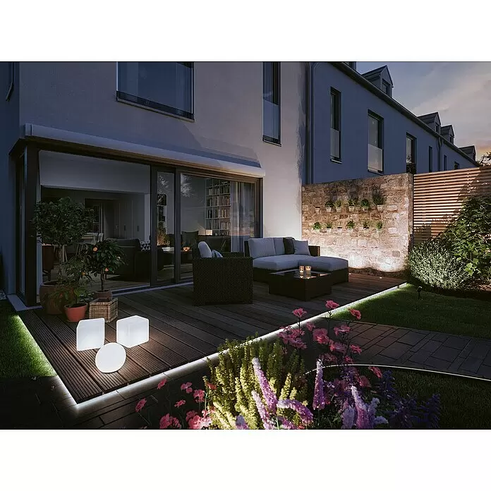 Paulmann Plug & Shine Erdspieß-Strahler Pike - 4,5 W, Höhe: 22,5 cm, IP44 - Beleuchtete Außenterrasse mit modernen Gartenmöbeln und Gartenbeleuchtung in der Dämmerung.