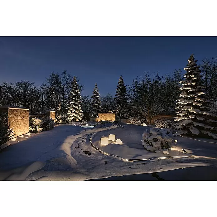 Paulmann Plug & Shine Lámpara LED decorativa Globo - 2,8 W, Blanco - Luces exteriores iluminan un jardín de invierno nevado por la noche, con luces de camino, focos y cubos decorativos luminosos.