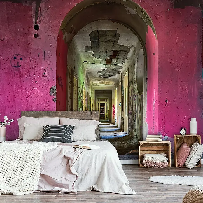 Fototapete Korridor IIB x H: 312 x 219 cm, Vlies - Schlafzimmer mit fotorealistischer Tapete, die einen alten Gang mit Graffiti und bröckelndem Putz zeigt. Bettwäsche und Deko in sanften Farben.
