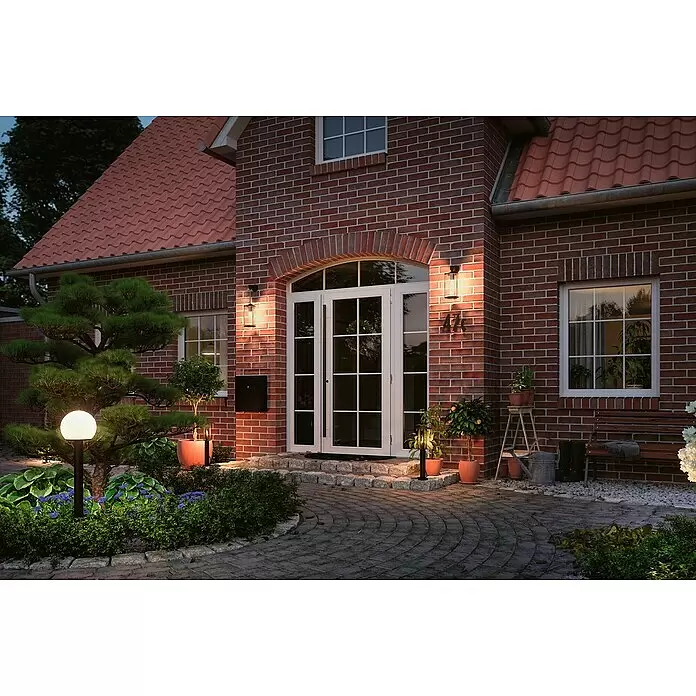 Paulmann Plug & Shine LED-Gartenstrahler Spot - Ø x H: 8,8 x 26,5 cm, Anthrazit, 5,1 W, IP65 - Moderne Außenleuchten erhellen einen Ziegelhauseingang und Gartenweg.