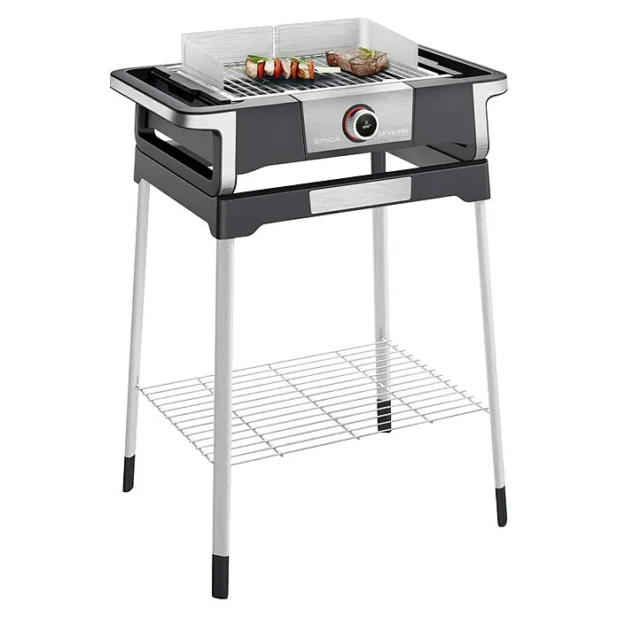 Severin Elektrogrill PG 8118 - Grillfläche (B x T): 41,5 x 24 cm, 3 kW - Ein Severin Elektrogrill mit Grillgut auf dem Rost und einem praktischen Ablagegitter für Zubehör, ideal für Balkon und Terrasse.
