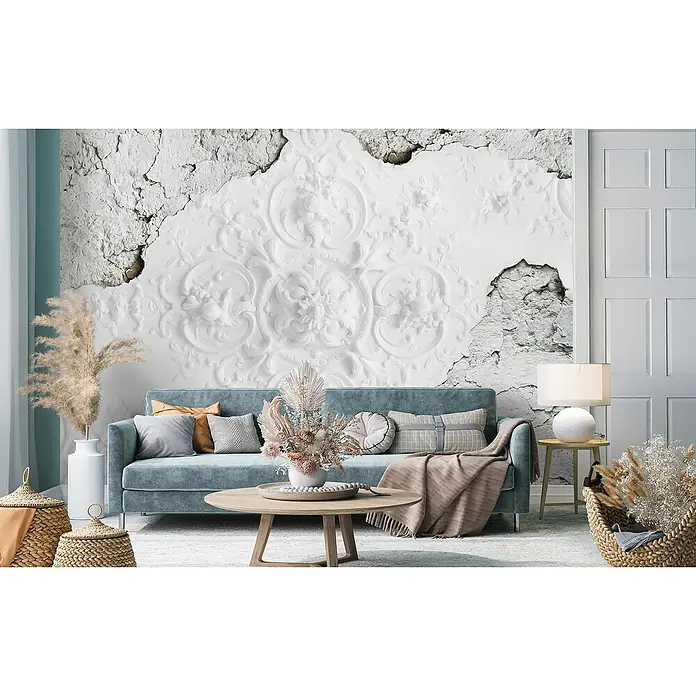 Fototapete FlachreliefB x H: 368 x 254 cm, Vlies - Elegantes Wohnzimmer mit blauem Sofa, Akzentkissen, Couchtisch und dekorativen Körben vor einer kunstvollen Wand.