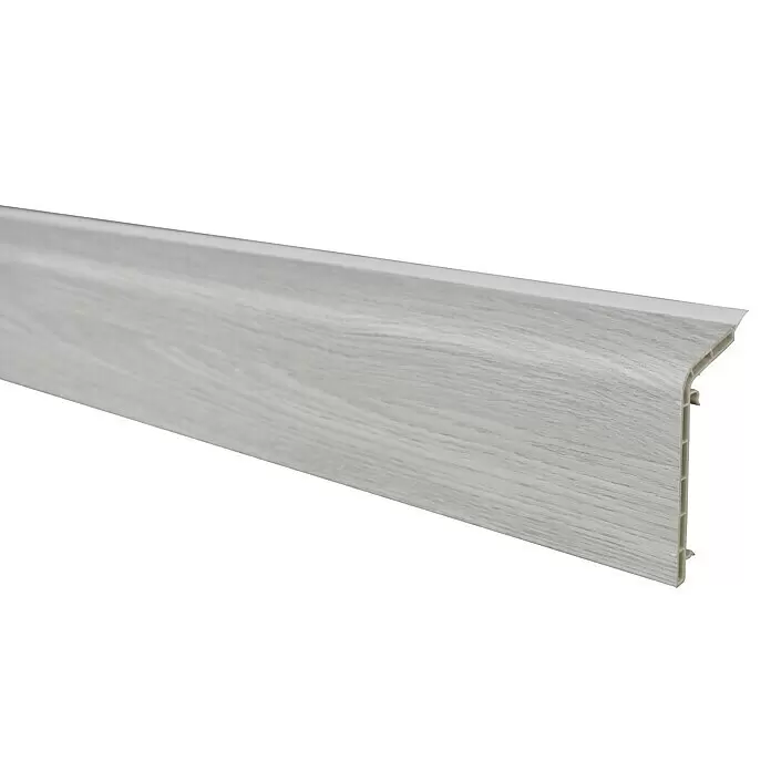 Marley Sockelleiste - 200 cm x 44 mm x 88 mm, Silbereiche - Hellgraue Sockelleiste aus PVC mit Holzoptik, schräg von vorne.