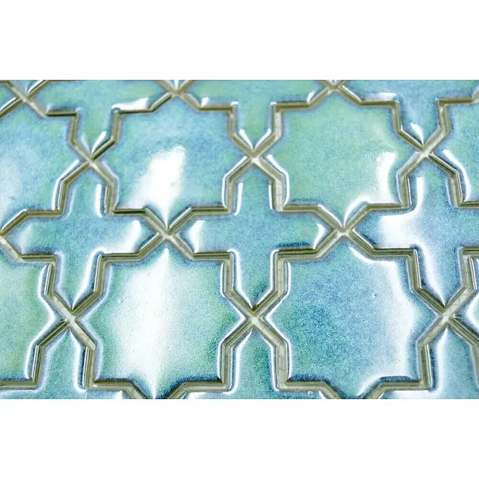 Mosaikfliese Starmix CG SXS 10 - 29,6 x 29,6 cm, Grün, Glänzend - Nahaufnahme von glänzenden, türkisfarbenen marokkanischen Sternfliesen, die ein auffälliges geometrisches Muster bilden.