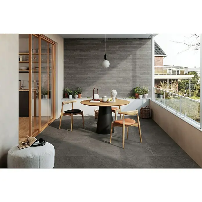 Atlas Concorde Solution Terrassenfliese Island Black - 60 x 60 x 2 cm, Schwarz, Matt - Die moderne Outdoor-Essgruppe mit einem runden Holztisch und stilvollen Stühlen bietet einen eleganten Essbereich im Freien mit Fliesenboden.