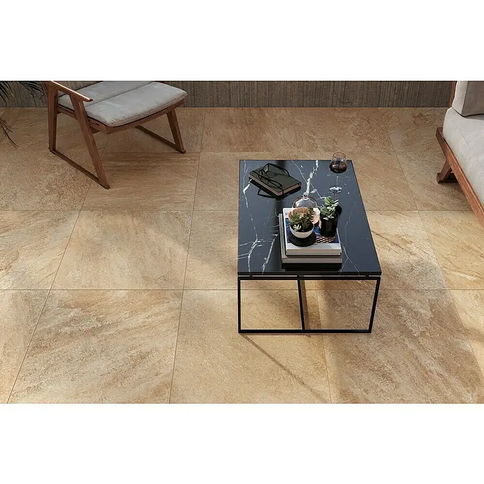 Atlas Concorde Solution Regent Terrassenfliese Gold - 60 x 60 x 2 cm, Gold, Matt - Stilvoller Außenbereich mit sandfarbenen Bodenfliesen, einem modernen Couchtisch und bequemen Sitzmöbeln.