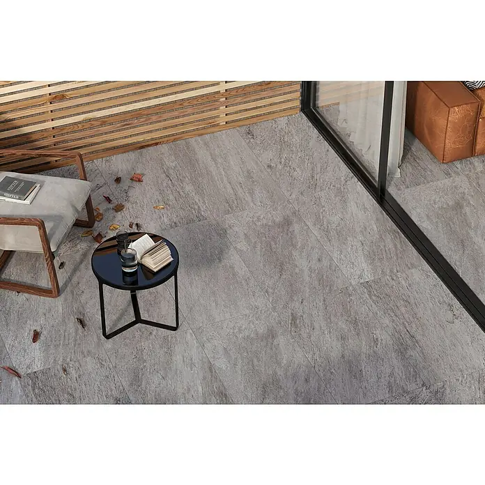 Atlas Concorde Solution Regent Terrassenfliese Silver - 45 x 90 x 2 cm, Silbergrau, Matt - Detailaufnahme von modernen grauen Bodenfliesen im Innenbereich, die eine stilvolle und pflegeleichte Oberfläche zeigen.
