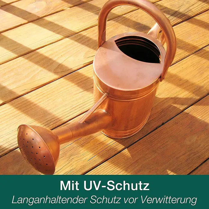 Bona Home Terrassen-Öl - Natur, 2,5 l - Nahaufnahme einer Kupfergießkanne auf einer Holzterrasse mit UV-Schutz. Dauerhafter Schutz vor Verwitterung.