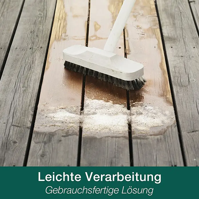 Bona Holz-Entgrauer - 1 l - Reinigungsbürste für Holzterrassen im Einsatz. Einfache Anwendung für eine gebrauchsfertige Lösung zur Reinigung und Pflege Ihrer Terrasse.