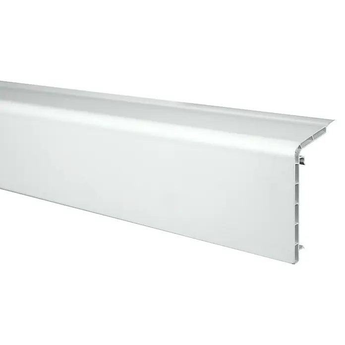 Marley Sockelleiste - 200 cm x 44 mm x 88 mm, Weiß - Ein weißes Sockelleistenprofil, ideal für moderne Innenräume, bietet eine saubere und stilvolle Wandabschlusslösung.