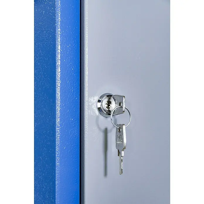 Güde Schließfachschrank - B x H: 260 x 1.920 mm, Anzahl Fächer: 5 Stk. - Nahaufnahme eines Schrankschlosses mit einem eingesteckten Schlüssel. Der Schlüssel steckt im Schließzylinder des Schranks.