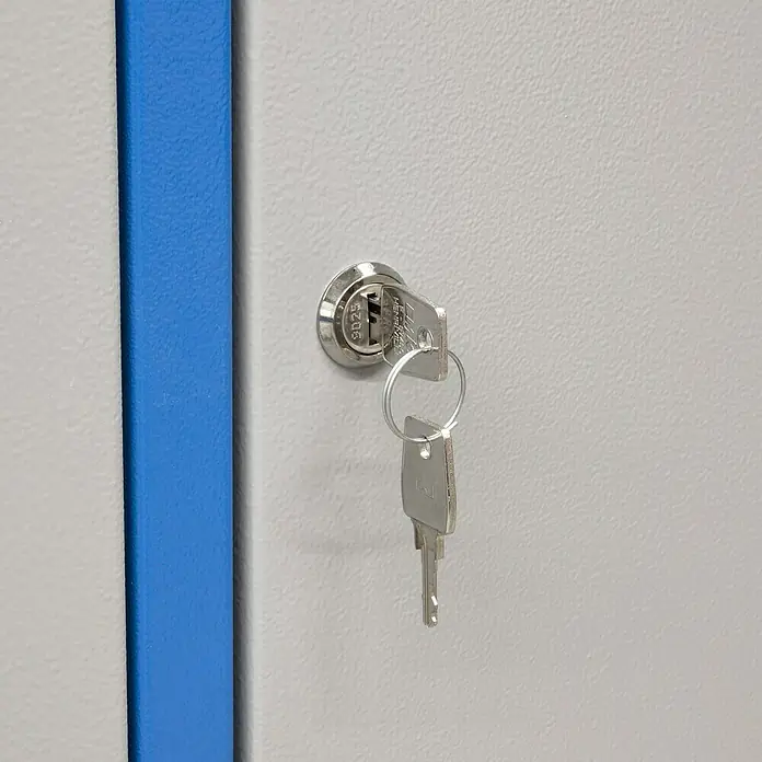 Güde Spind TYP GS 2 - 2 - H x B x T: 177,5 x 60 x 50 cm, Blau/Grau, Fertig montiert, Anzahl Fächer: 2 Stk. - Nahaufnahme eines Metallschranks mit einem Schlüssel im Schloss, der die Sicherheitsmerkmale hervorhebt.