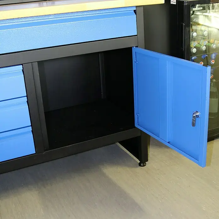 Güde Werkbank GW 3/1 - L x B x H: 60 x 120 x 85 cm, Anzahl Schubladen: 4 Stk. - Werkbank mit blauen Schubladen und geöffnetem Schrankfach. Das Metallgestell und der Innenraum sind schwarz. Arbeitsplatte aus hellem Holz.