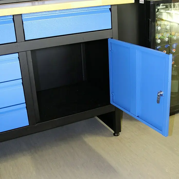 Güde Werkbank GW 5/1 - L x B x H: 60 x 120 x 85 cm, Anzahl Schubladen: 5 Stk. - Werkbank mit blauen Schubladen und geöffneter Schranktür.