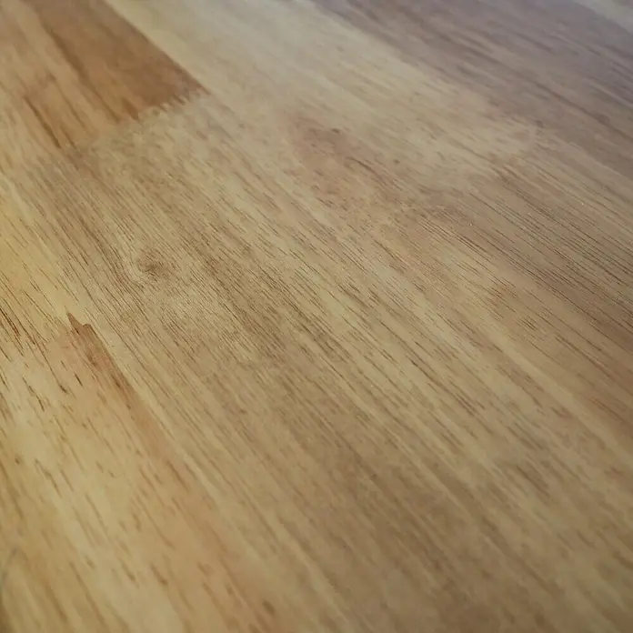 Güde Werkbank GW 5/1 - L x B x H: 60 x 120 x 85 cm, Anzahl Schubladen: 5 Stk. - Nahaufnahme einer glatten, hellen Holzoberfläche, ideal als Hintergrund oder zur Darstellung von Holzarbeiten.