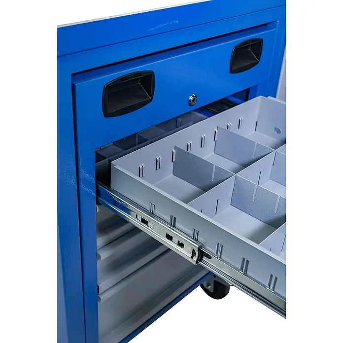 Güde Werkbank 2300 SLT Multi - L x B x H: 60 x 119 x 85 cm, Anzahl Schubladen: 4 Stk. - Detailaufnahme eines blauen Werkzeugwagens mit einer Schublade, die Fächer zur Organisation von Werkzeugen bietet.