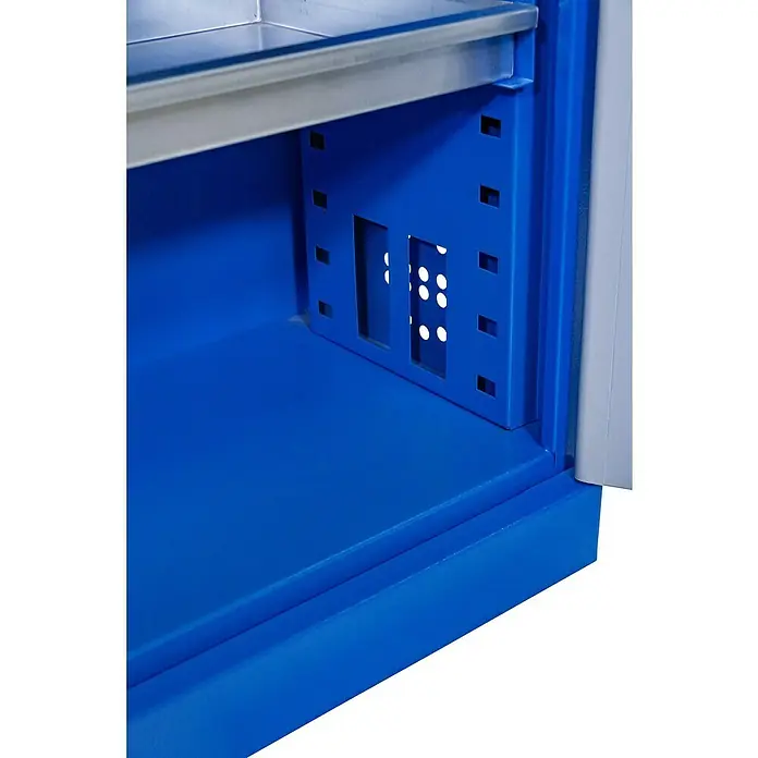 Güde Gefahrstoffschrank TYP III - H x B x T: 200 x 92 x 38 cm, Blau/Grau, Fertig montiert, Anzahl Böden: 6 Stk. - Innenraumansicht eines blauen Metallschranks mit verstellbaren Regalböden und einem belüfteten Fach für zusätzliche Sicherheit.