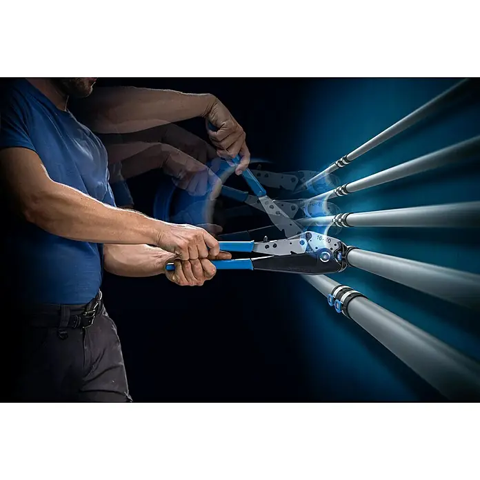 Geberit FlowFit Handpresszange 691.030.00.1 - Passend für: Verbundrohre 16-40 mm - Ein Mann benutzt eine Quetschzange von Klauke, um ein Rohr zu bearbeiten. Das Werkzeug ist blau-schwarz und das Rohr grau mit schwarzen Markierungen.