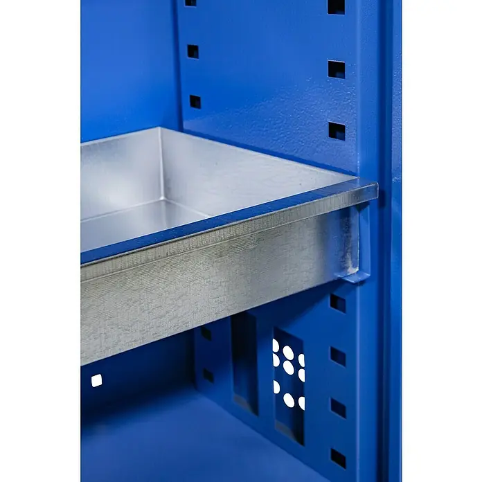 Güde Gefahrstoffschrank TYP I - H x B x T: 193 x 92,5 x 38 cm, Blau/Grau, Fertig montiert, Anzahl Böden: 4 Stk. - Detailansicht eines blauen Metallregals mit einer silberfarbenen Schublade, die in das Regalsystem integriert ist und zusätzlichen Stauraum bietet.