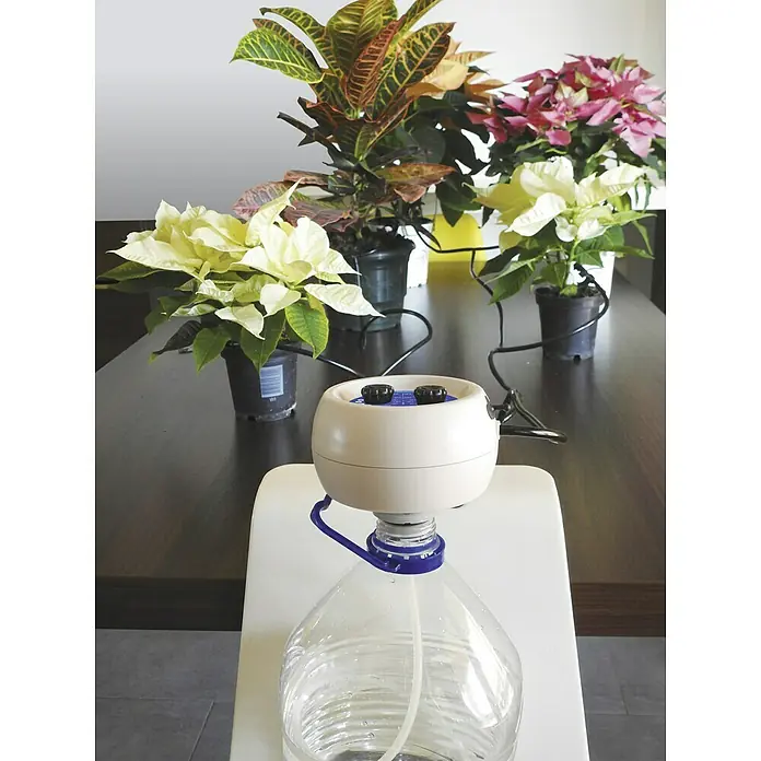 Altadex Riego para vacaciones - Plástico - Sistema de riego automático para plantas de interior con diversas plantas al fondo.