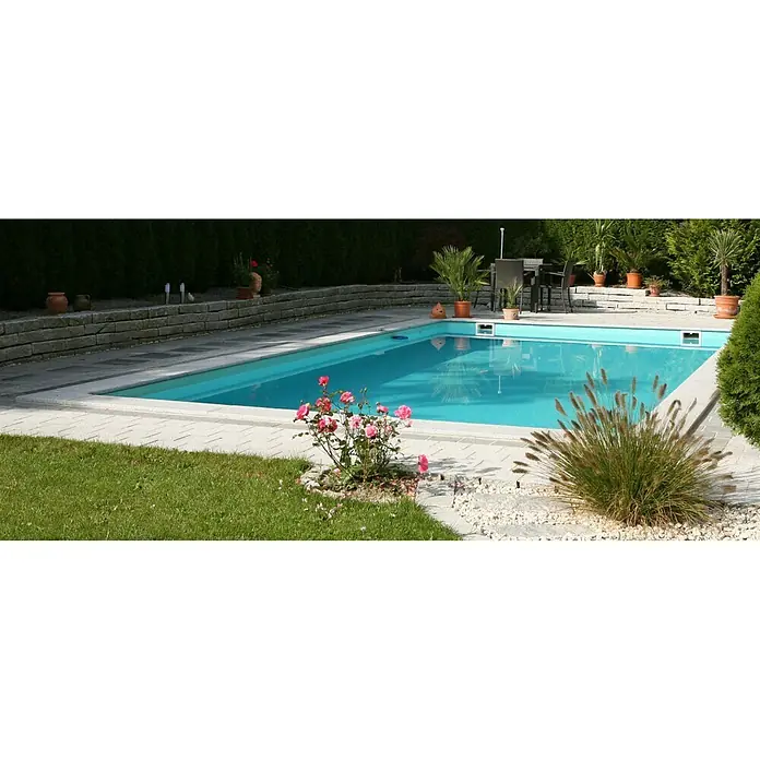 Steinbach Bausatz-Pool Classic - L x B x H: 700 x 350 x 145 cm, 32.000 l - Schwimmbad mit klarem, blauem Wasser umgeben von einem gepflegten Garten mit Rosen und Ziergras.