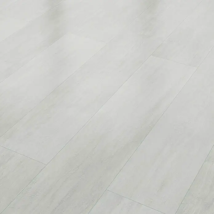 Classen Vinylbodenmuster GreenVinyl Pinie Weiß - 300 x 173 x 4 mm, Landhausdiele - Blick auf einen Bodenbelag aus hellgrauen Vinyl-Dielen, die ein modernes und stilvolles Ambiente schaffen.