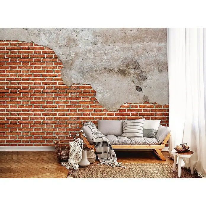 Fototapete Ziegel IIB x H: 416 x 254 cm, Vlies - Gemütliches Wohnzimmer mit roter Backsteinwand, hellgrauem Sofa mit Kissen, Teppich und Beistelltisch mit Dekoration. Natürliches Ambiente.