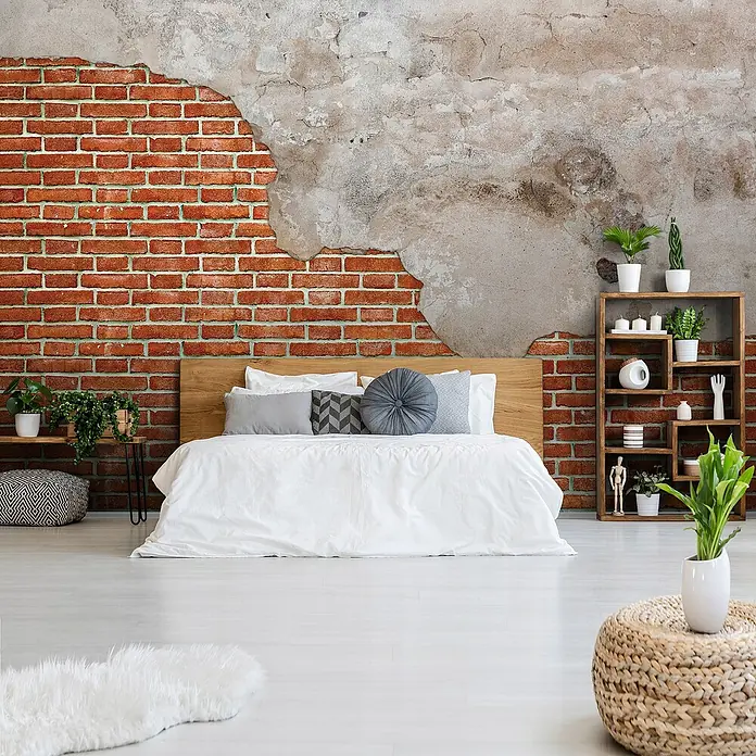 Fototapete Ziegel IIB x H: 416 x 254 cm, Vlies - Schlafzimmer mit einem Holzbett, weißen Bettbezug, Ziegelwand und Regal mit Pflanzen. Das Schlafzimmer hat einen modernen und gemütlichen Touch.