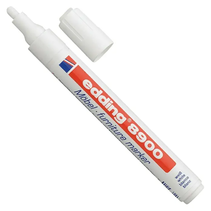 Edding Marcador permanente para muebles - Grosor de trazo: 1,5 mm - 2 mm, Blanco - Primer plano de un rotulador para muebles Edding 8900 blanco con la tapa quitada, ideal para retoques.