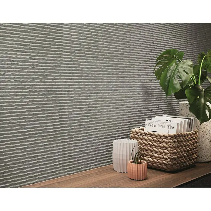 Verblendstein Niagara Gris - 60 x 20 cm, Grau, Steinoptik - Einrichten mit Stil: Strukturierte Wandfliesen in Grau, ergänzt durch Pflanzen und Dekorationen auf einem Holzregal, schaffen eine moderne Atmosphäre.