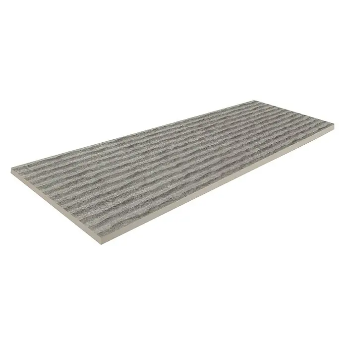 Verblendstein Niagara Gris - 60 x 20 cm, Grau, Steinoptik - Aufnahme einer länglichen, grauen Dekorfliese mit feiner, horizontaler Rillenstruktur auf schwarzem Hintergrund.
