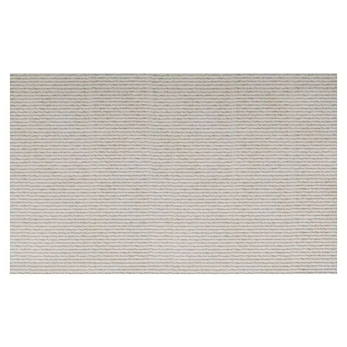 Verblendstein Niagara Perla - 60 x 20 cm, Hellgrau, Steinoptik - Nahaufnahme eines Teppichs mit horizontalen Rippen in einem sanften Grauton, der eine subtile Textur und ein ruhiges Erscheinungsbild bietet.