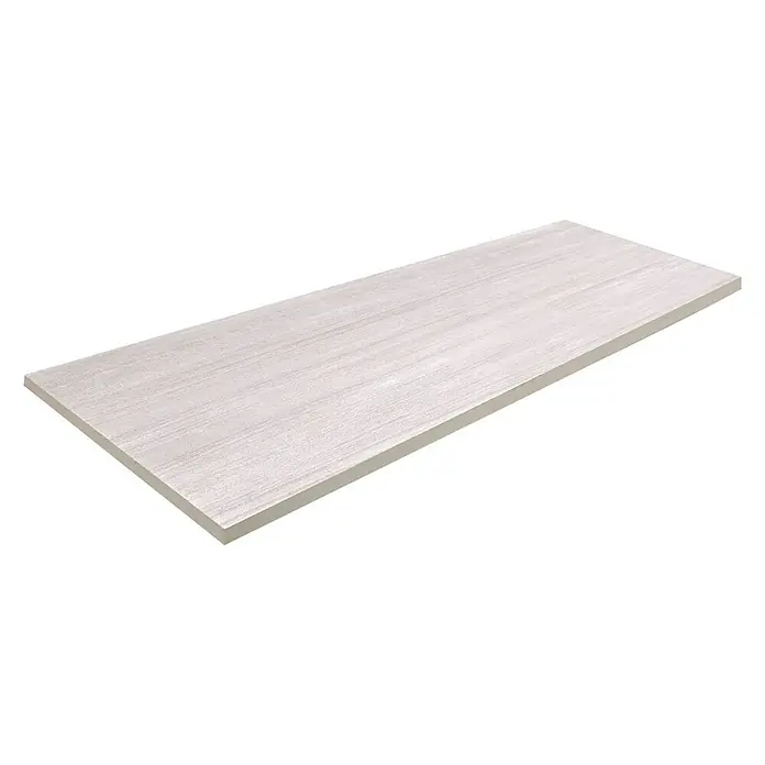 Wandfliese Layers Base Gris - 30 x 90 cm, Grau, Matt - Ein rechteckiges, hellgraues Regalbrett mit einer dezenten Holzmaserung vor einem schwarzen Hintergrund. Ideal für moderne Innenräume.
