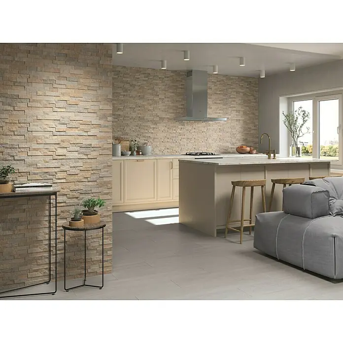 Verblendstein Canyon Mix - 60 x 20 cm, Beige, Steinoptik - Eine moderne Küche mit einer Akzentwand aus hellbraunen Natursteinriemchen, die dem Raum eine warme und einladende Atmosphäre verleiht.