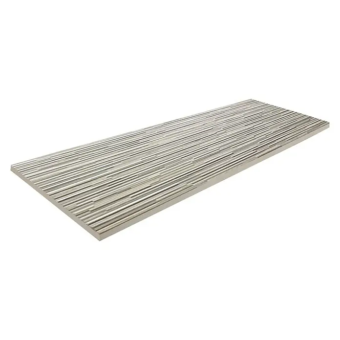 Wandfliese Layers Dekor - 30 x 90 cm, Grau, Matt - Nahaufnahme einer silberfarbenen, horizontal gerippten Wandfliese, die durch ihr einzigartiges Design jedem Raum einen Hauch von Eleganz verleiht.