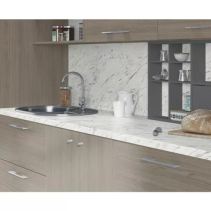 Arbeitsplatte - 280 x 60 x 2,8 cm, Marmor Carrara - Moderne Küche mit hellen Holzmaserungsschränken, weißer Marmorarbeitsplatte, Chromspüle und dunklen grauen offenen Regalen.