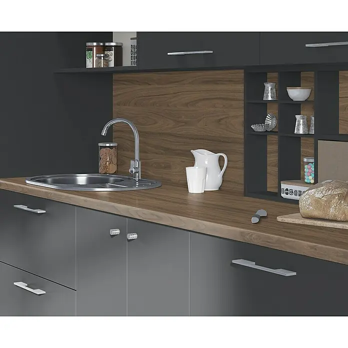 Arbeitsplatte - 280 x 60 x 2,8 cm, Nussbaum - Moderne Küche mit Spüle, Armatur und Holz-Arbeitsplatte. Dekorative Elemente wie Geschirr, Vorratsgläser und Brot ergänzen das Design.