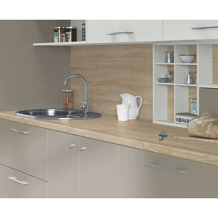Arbeitsplatte - 280 x 60 x 2,8 cm, Eiche Natur - Küchenspüle mit Armatur, Keramikkrug und Brotlaib auf einer hellen Arbeitsplatte mit grau-braunen Schränken und weißen Hängeschränken.