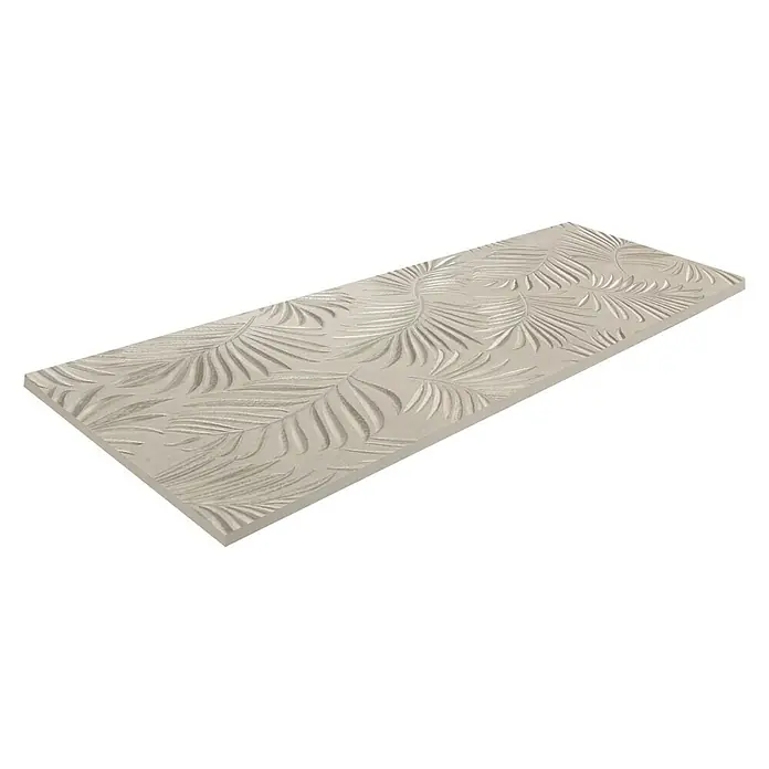 Wandfliese Palmeto Dekor Perla - 30 x 90 cm, Hellgrau, Matt - Dieses Bild zeigt eine moderne, rechteckige Wandfliese mit einem filigranen Palmenblattmuster. Die matte Oberfläche und das reliefartige Design machen sie zum Blickfang.