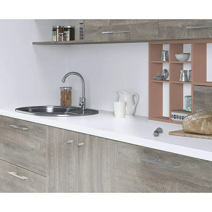 Arbeitsplatte - 280 x 60 x 3,8 cm, Weiß - Küchenspüle mit Armatur in einer modernen Küche mit Holzschränken und weißer Arbeitsplatte.