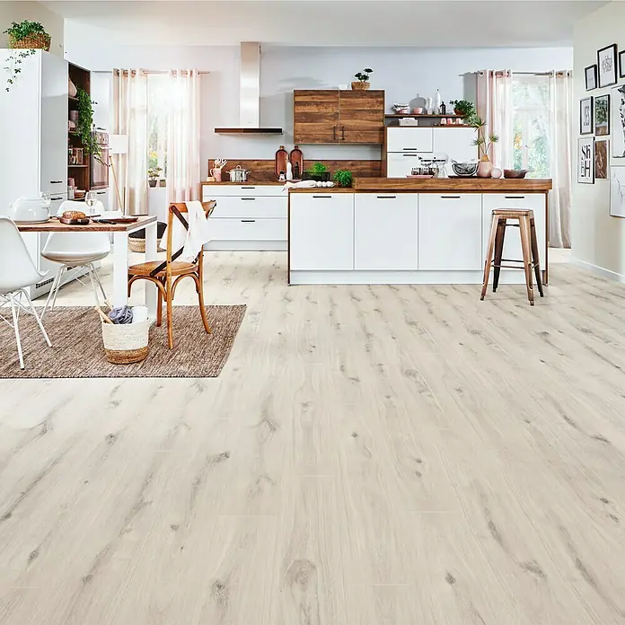 LOGOCLIC Laminatmuster Aquaprotect Beach Oak - 290 x 200 x 8 mm, Landhausdiele - Helle und moderne Küche mit Holzboden, weißen Schränken und Akzenten aus Naturholz für eine warme Atmosphäre.
