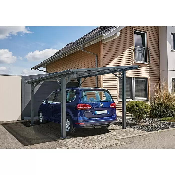 Carport Andy - Außenmaß inkl. Dachüberstand (B x T): 498 x 294 cm, Einzelcarport, Anthrazit - Ein modernes graues Metall-Carport überdacht einen blauen Wagen neben einem Haus mit Holzverkleidung und bietet Schutz.