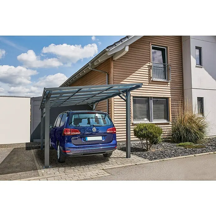 Carport Andy - Außenmaß inkl. Dachüberstand (B x T): 498 x 294 cm, Einzelcarport, Anthrazit - Ein blauer VW Sharan steht unter einem modernen Carport mit transparentem Dach vor einem Haus mit Holzfassade.