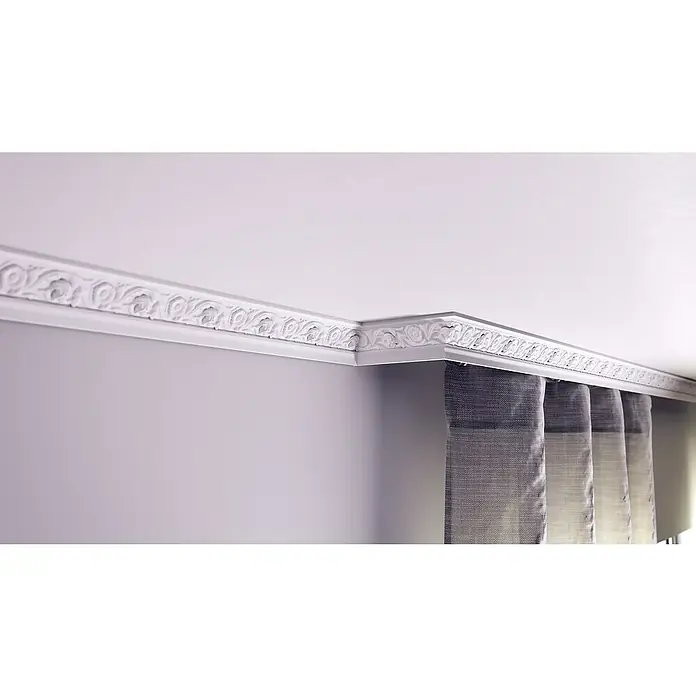 Nmc Decoflair Zierprofil Deckenleiste F5 - 2 m x 50 mm x 80 mm, Hochverdichteter Polyurethanschaum (PU) - Nahaufnahme einer kunstvollen, weißen Stuckdecke, die einen eleganten Übergang zwischen Wand und Decke bildet und den Raum optisch aufwertet.