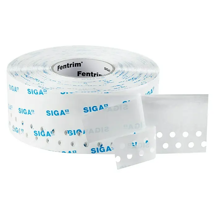 Siga Klebeband Fentrim 20 - 15 m x 100 mm, Innen, Weiß - Nahaufnahme einer Rolle SIGA Fentrim Fensterdichtfolie, die ihre hochwertige Abdichtung für Fenster und Türen demonstriert.