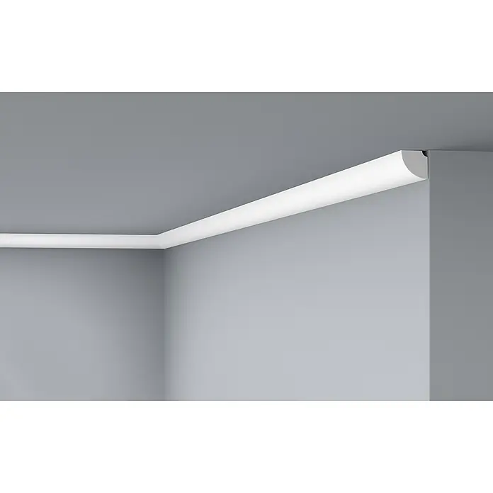Nmc Decoflair Zierprofil Deckenleiste D1 - 1,5 m x 21 mm x 21 mm, Extrudiertes Polystyrol (XPS) - Detailaufnahme einer weißen, runden Zierleiste, die elegant zwischen Wand und Decke eines modern gestalteten Raumes verläuft.