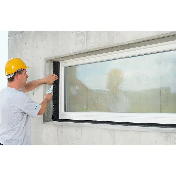 Siga Klebeband Fentrim 2 - 15 m x 100 mm, Außen, Schwarz - Bauarbeiter befestigt SIGA-Dichtungsband an einem Fensterrahmen, um eine luftdichte Abdichtung zu gewährleisten.