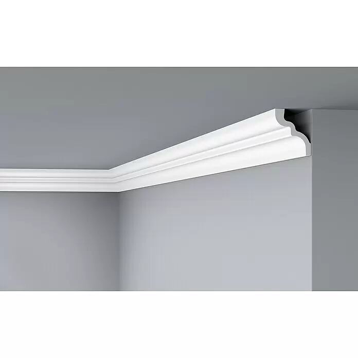 Nmc Decoflair Zierprofil Deckenleiste D14 - 2 m x 66 mm x 83 mm, Extrudiertes Polystyrol (XPS) - Weißes, dekoratives Deckenleistenprofil, in einer Raumecke an der Wand-Decken-Verbindung montiert.