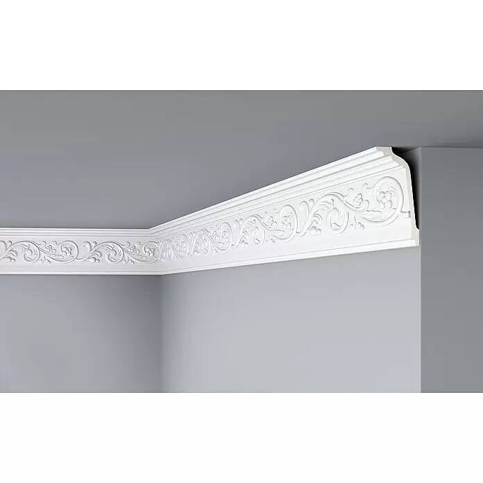 Nmc Decoflair Zierprofil Deckenleiste F18 - 2 m x 69 mm x 148 mm, Hochverdichteter Polyurethanschaum (PU) - Weißes, verziertes Zierleistenprofil mit Blumenmustern, in einer Raumecke an der Deckenlinie montiert.